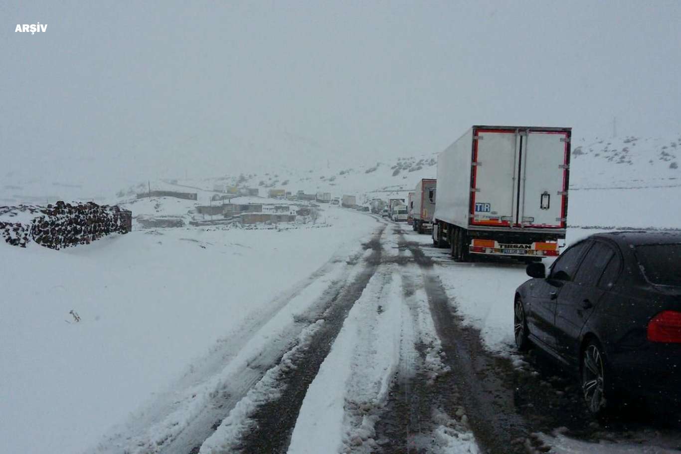 Kar ve tipi nedeni ile Van-Ağrı arasındaki kara yolu ulaşıma kapandı